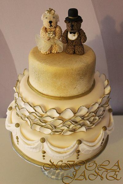 GOLD AND WHITE - Cake by nicola thompson