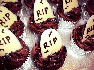 RIP Cupcakes  - Cake by LesJumellesCakes