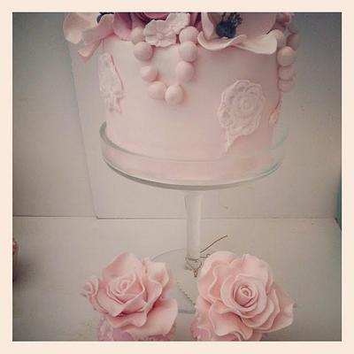Engagement flower rose cake - Cake by Swt Creation
