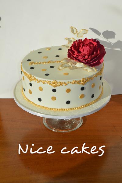 Simple and golden - Cake by Paula Rebelo