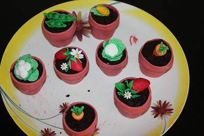 EDIBLE VEGETABLE POT - Cake by Dreamyourcakes