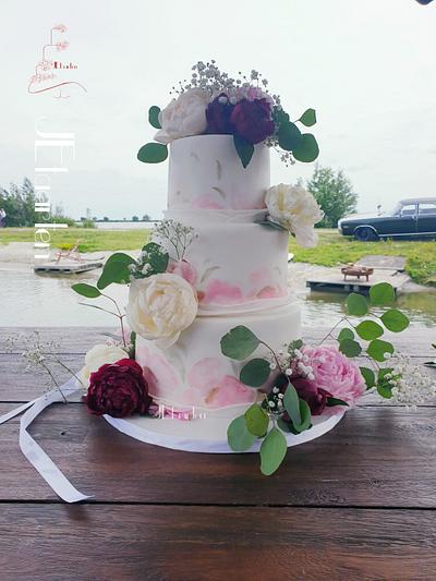 Painted weddingcake with fresh peonys - Cake by Judith-JEtaarten