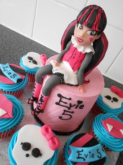 Monster High, draculaura cake & cupcakes - Cake by nicolascakes