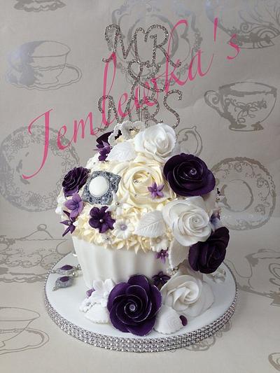Wedding giant cupcake and cupcake tower - Cake by Jemlewka's cupcakes 