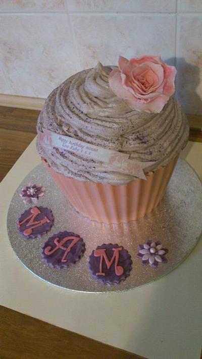 Giant cupcake for my lovely mam! :p - Cake by Sue