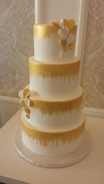 Gold dripping with heart butterfly - Cake by Ester Siswadi