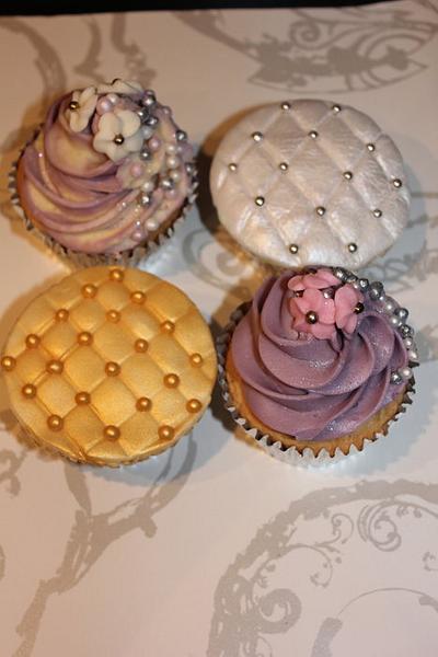 Vintage style wedding cupcakes  - Cake by Laura Pavey
