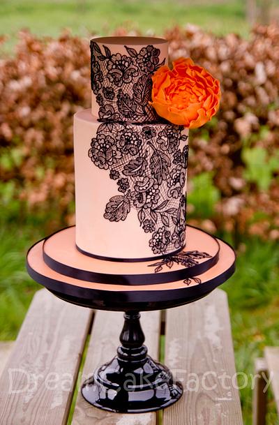 peach double barrel, with peonies and handpiped lace - Cake by Eline