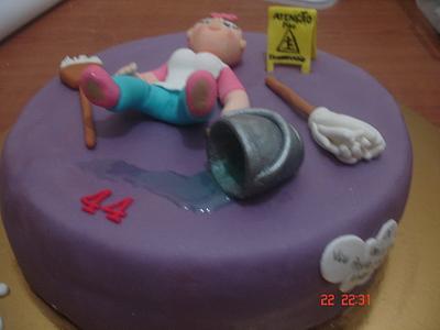 An accident while cleaning... - Cake by Vera Santos