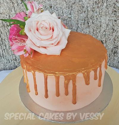 Gold drip cake - Cake by Vesi