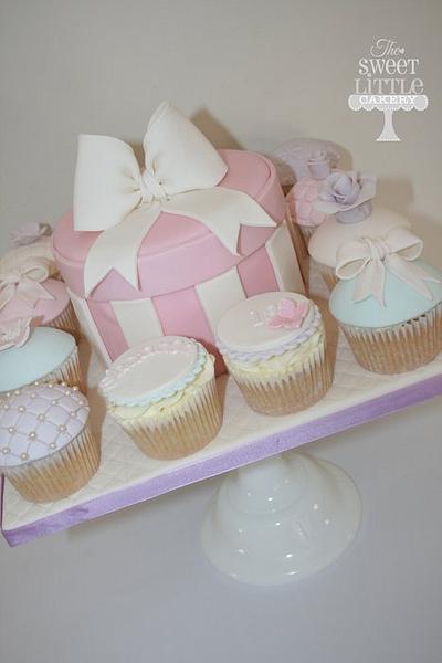 Vintage Hatbox with matching cupcakes - Cake by thesweetlittlecakery