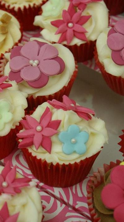 Cupcakes - flowers - Cake by Totally Scrumptious