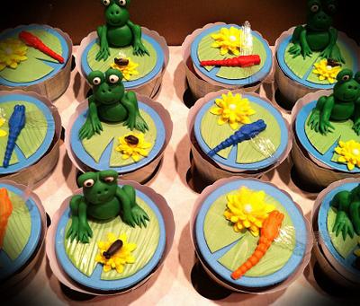Frog, fly, and dragonfly cupcakez - Cake by Skmaestas