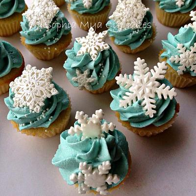 Snowflake Cupcakes - Cake by Sophia Mya Cupcakes (Nanvah Nina Michael)