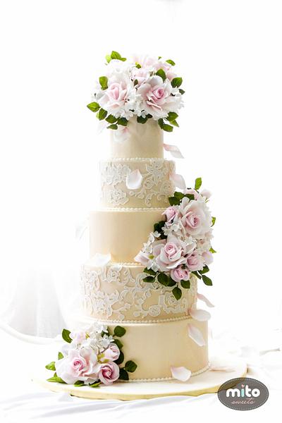 Ivory lace wedding cake <3  - Cake by Mito Sweets 