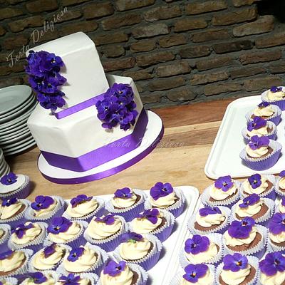 Wedding cake with edible violets - Cake by Torta Deliziosa