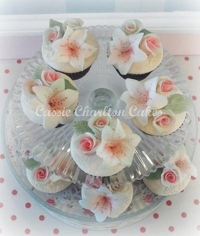 Rose & Lily cupcakes - Cake by Cassie