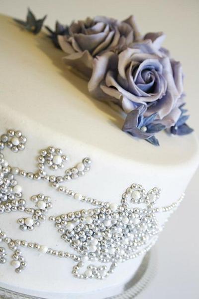 Engagment cake with pearls - Cake by Sannas tårtor