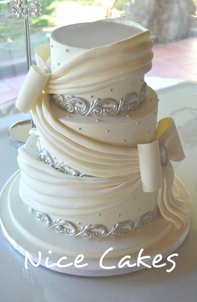 White and silver cake - Cake by Paula Rebelo
