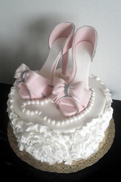 High heels & pearls  - Cake by Daria