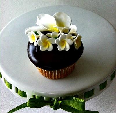 hawaiian frangipani lias cupcakes - Cake by Adriana Orta