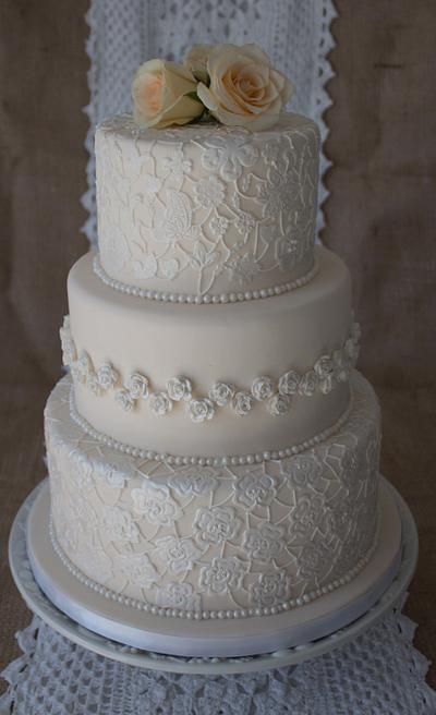 Ivory & lace - Cake by A Cake Story 