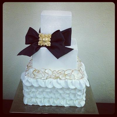 Ruffle & bow cake - Cake by Christie