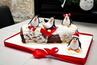 Penguin in the snow - Cake by Lara Correia
