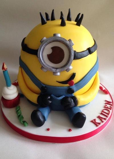 Minion - Cake by Littlebscakeco