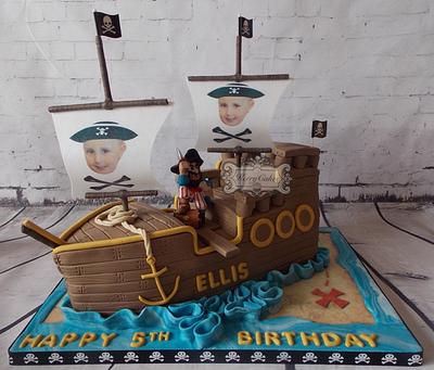 Pirate ship - Cake by kerrycakesnewcastle