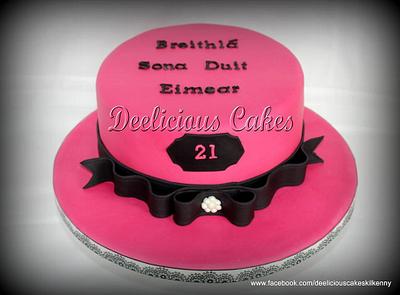 Pink and black - Cake by Deelicious Cakes