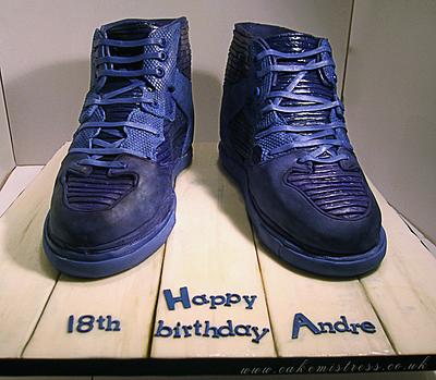 My first go at shoes / trainers - Cake by Nuria Moragrega - Cake Mistress