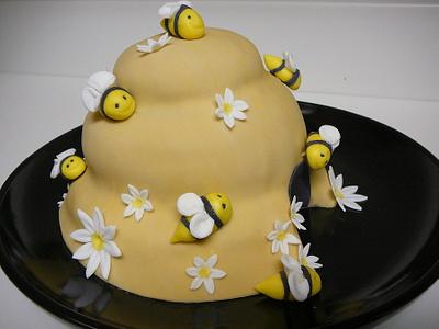 Bee cake - Cake by kikartcakes