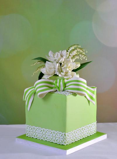 cake with lace, gardenia and lily of the valley - Cake by Taart en Deco