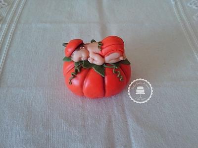 Halloween baby on a pumpkin  - Cake by Gabriela Lopes (Bolos lindos de comer)
