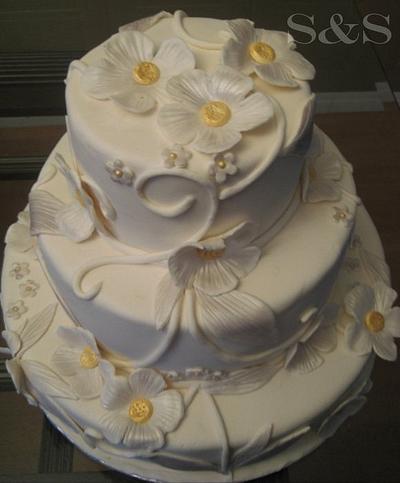 Pearl flowers - Cake by Sarah H Mograbee