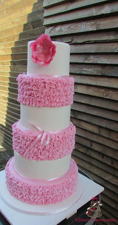 Pink weddingcake with ruffles - Cake by Wilma's Droomtaarten
