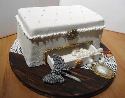 Jewellery box cake - Cake by butterflybakehouse