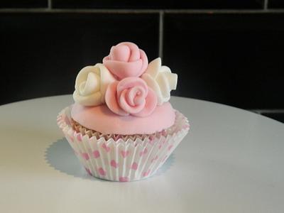 5 Rose cupcake - Cake by kelly