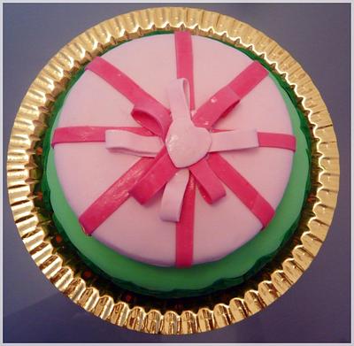 PINK AND GREEN FONDANT CAKE - Cake by MartaBlay