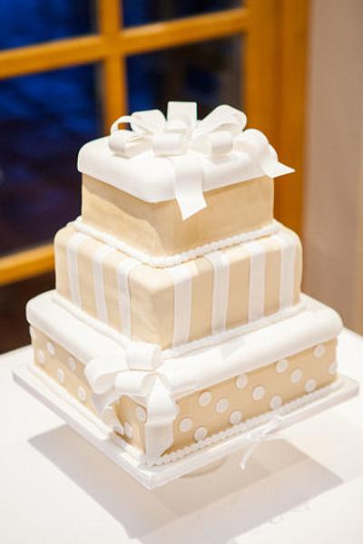Christmas Wedding Cake - Cake by Paula Wright