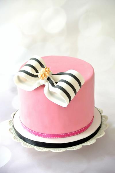 Pink with a bow - Cake by Klara Liba