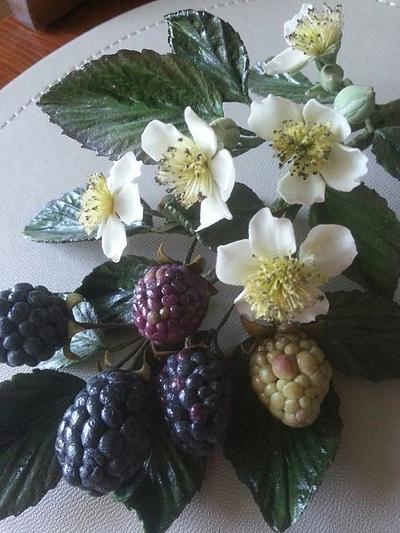 Arrangement of blackberries and flowers made from sugar. - Cake by La Lavande Sugar Florist