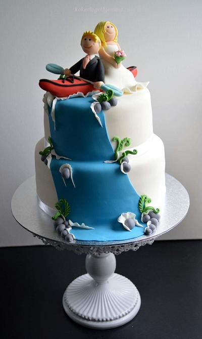 Kayaking couple wedding cake. - Cake by kakerlagethjemme