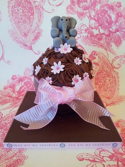 Giant cupcake - Cake by Sarah Poole