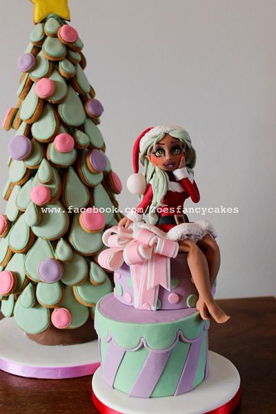 Santas elf cake - Cake by Zoe's Fancy Cakes