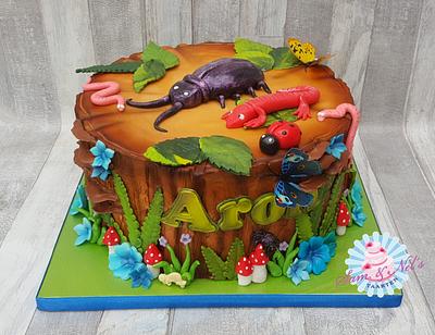 Tree stump bugs cake :) - Cake by Sam & Nel's Taarten