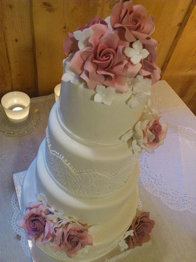 Weddingcake with roses - Cake by Sannas tårtor