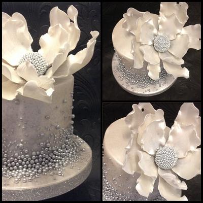 Bling fantasy flower - Cake by clairessweets