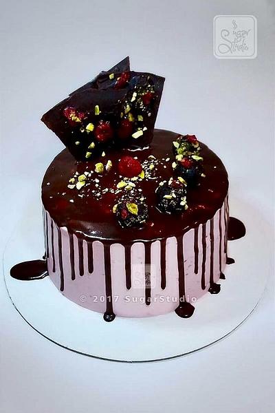 Chocolate + Strawberry  - Cake by Jins